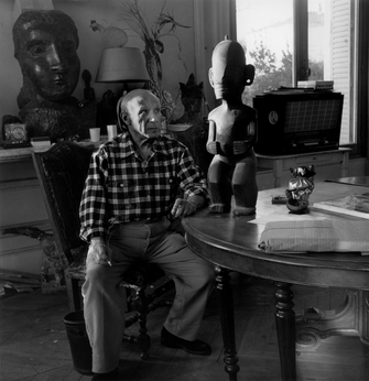 Lucien Clergue, Picasso entre le portrait de Dora Maar et le statue des Iles Marquises (Cannes 1955), 1955 (printed 2007)