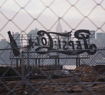 Thomas Wrede, Through the Fence (from the series 'Manhattan Picture Worlds'), 2007, &copy; Thomas Wrede, VG Bild-Kunst, Bonn