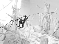 Hartmut Neumann, Die neue falsche Welt der Affen - Unklare Zustände. Baumstamm, 2020/2021