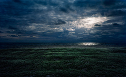 Thomas Wrede, Strandwiese bei Nacht (aus der Serie 'Real Landscapes'), 2009, &copy; Thomas Wrede, VG-Bildkunst, Bonn