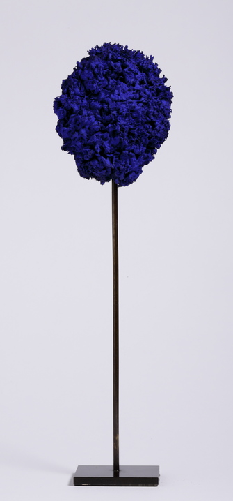 Yves Klein, Blaue Schwammskulptur o. T., SE 323  (Beigabe zum Katalog Haus Lange, Krefeld 1961 "Monochrome und Feuer"), ca. 1960/61